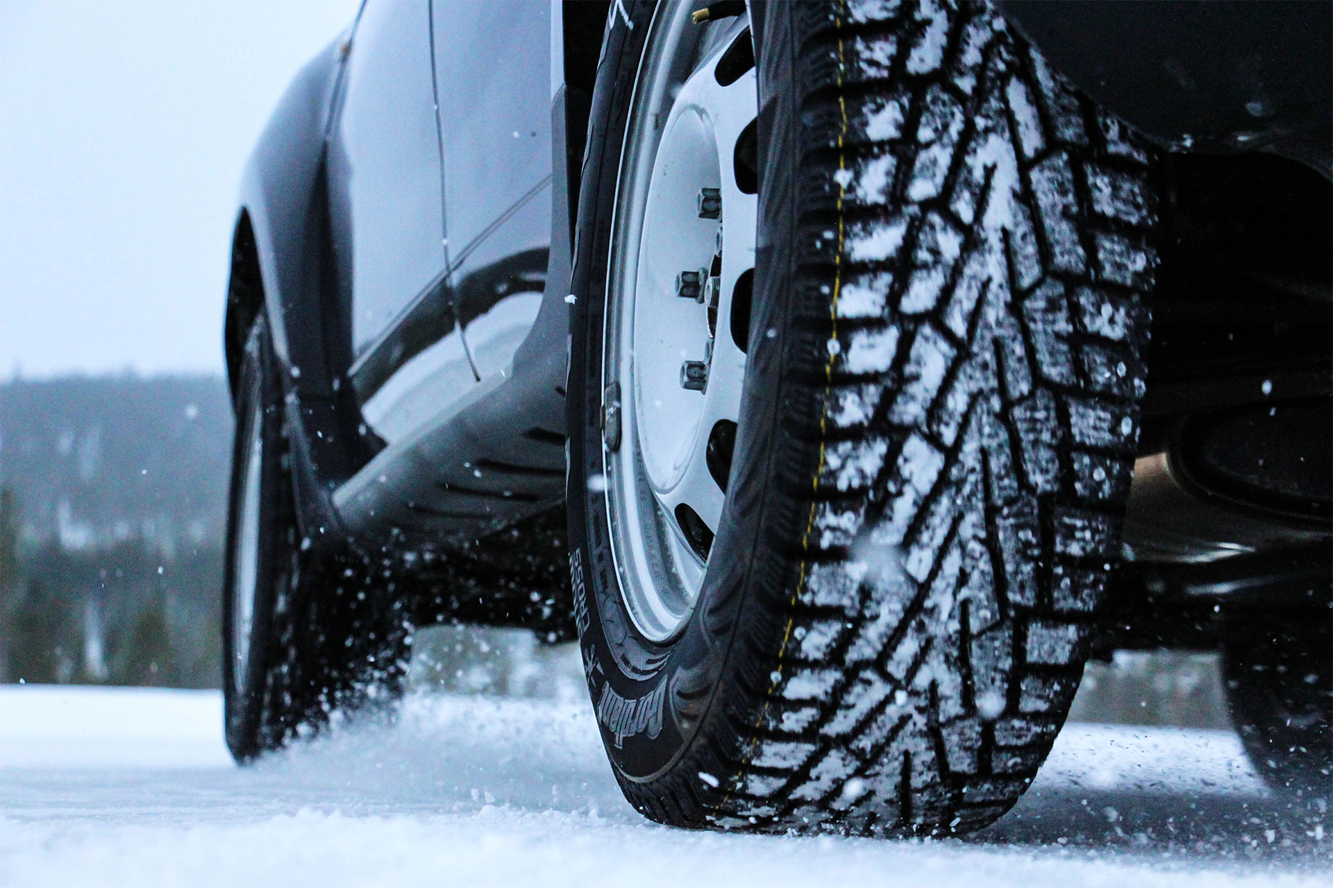 Шипованная резина для каких дорог. Зимние шины. Шипованные шины. Зимняя резина на автомобиле. Зимние шины на машине.