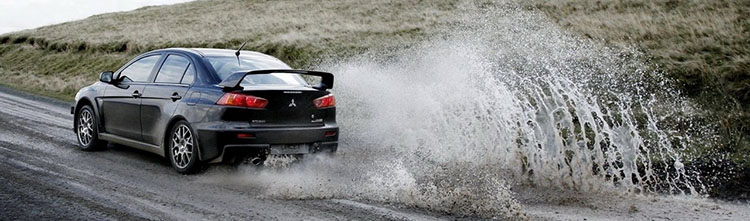 Автомобиль на мокрой трассе